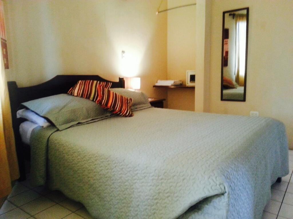 Hotel Mango Mar Jacó Стая снимка